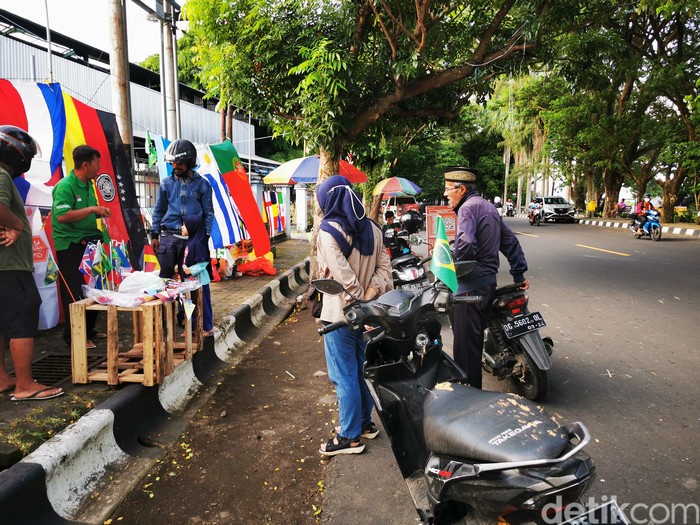 Dagangan Bendera Negara Piala Dunia Laris Manis di Ternate Dagangan Bendera Negara Piala Dunia Laris Manis di Ternate