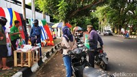 Di Ternate, sepak bola dirayakan begitu maksimal. Bendera semua negara peserta piala dunia dijual di sana dan laris manis. Foto: Eduardo Simorangkir