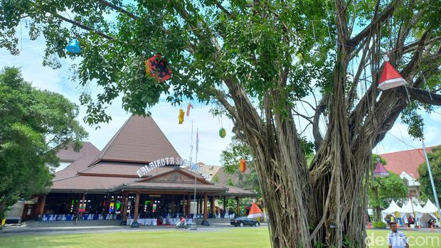 Dekorasi bertema Natal dan Tahun Baru (Nararu) di kompleks Balai Kota Solo, Rabu (30/11/2022).