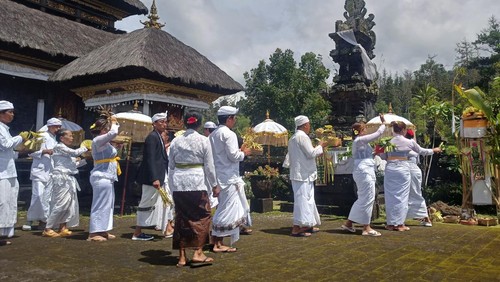 Desa Adat Besakih menggelar upacara pamarisudha giri parwata pascameninggalnya seorang bule asal Amerika Serikat, Kevin Henderson (51), saat melakukan pendakian melalui jalur Pura Pengubengan.