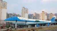 Jon Dunbar merupakan penjelajah yang hobi berkunjung ke tempat-tempat terbengkalai di Asia. Saat ia berada di Suwon, Korea Selatan ia menemukan bangkai pesawat besar yang dulunya digunakan sebagai restoran. Foto: Jon Dunbar