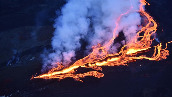 HAWAII, UNITED STATES - NOVEMBER 29: (----EDITORIAL USE ONLY - MANDATORY CREDIT - 'UNITED STATES GEOLOGICAL SURVEY / HANDOUT' - NO MARKETING NO ADVERTISING CAMPAIGNS - DISTRIBUTED AS A SERVICE TO CLIENTS----) A view from Mauna Loa, the world's largest active volcano, began to erupt overnight, prompting authorities to open shelters 
