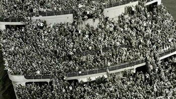 Tentara Amerika pulang dari Perang Dunia II. Foto ini diambil pada Tahun 1945. Foto: Instagram/librarybizarre