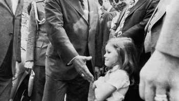 Anak kecil di Brasil menolak disalami diktator militer João Figueiredo. Foto ini diambil pada tahun 1979. Foto: Instagram/librarybizarre
