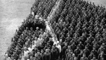 Para prajurit Perang Dunia I memberikan penghormatan kepada jutaan keledai dan kuda yang mati dalam perang. Mereka berfoto dalam formasi berbentuk kuda. Foto: Instagram/librarybizarre