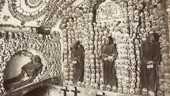 Ornate Of Roma Capuchin Crypt, ruang bawah tanah berisi tulang belulang dari sisa 4.000 orang. Foto ini diambil sekitar tahun 1900. Foto: Instagram/librarybizarre