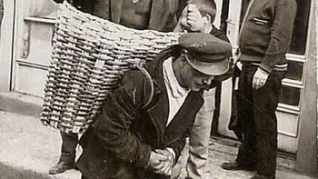 Suasana di Istanbul, Turki pada 1960-an. Ada orang yang bekerja membawa pemabuk kembali ke rumahnya dengan keranjang. Foto: Instagram/librarybizarre
