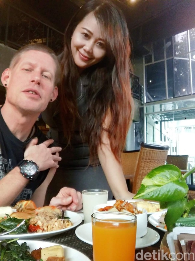 Wanita yang akrab disapa Nana ini menuturkan awal mula bertemu dengan suaminya, di salah satu restoran yang berada di Semarang, Jawa Tengah. Saat itu dia datang sendirian ke restoran tersebut, begitu juga sang suami. Kami bertemu bulan Februari 2017 saya ingat itu valentine day, saya pulang liburan dari Singapura ketemu suami di salah satu restoran di Semarang. Saya ke restaurant sendirian dia juga sendiri. Jadi kita ngobrol dan kenalan di situ nama restaurant nya Sakapatat, kenang Nana. Foto: Dok. pribadi Puji Ernawati.