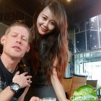 Wanita yang akrab disapa Nana ini menuturkan awal mula bertemu dengan suaminya, di salah satu restoran yang berada di Semarang, Jawa Tengah. Saat itu dia datang sendirian ke restoran tersebut, begitu juga sang suami. Kami bertemu bulan Februari 2017 saya ingat itu valentine day, saya pulang liburan dari Singapura ketemu suami di salah satu restoran di Semarang. Saya ke restaurant sendirian dia juga sendiri. Jadi kita ngobrol dan kenalan di situ nama restaurant nya Sakapatat, kenang Nana. Foto: Dok. pribadi Puji Ernawati.