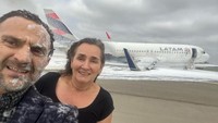 Pasangan Berselfie Usai Selamat dari Kecelakaan Pesawat Tewaskan 2 Orang