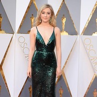 Tampil di red carpet Oscars 2016, Saoirse Ronan tampil seksi berbalut gaun hijau emerald dari Calvin Klein. Foto: Getty Images