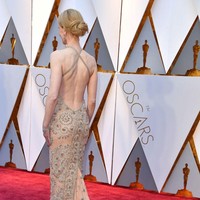 Tampak belakang, gaun rancangan Armani Prive tersebut hanya menggunakan dua tali menyilang sehingga mengekspos punggung aktris kelahiran Australia ini. Foto: Getty Images