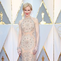 Nicole Kidman mengenakan gaun nude berhiaskan bordir dan payet di di Academy Awards 2017. Foto: Getty Images