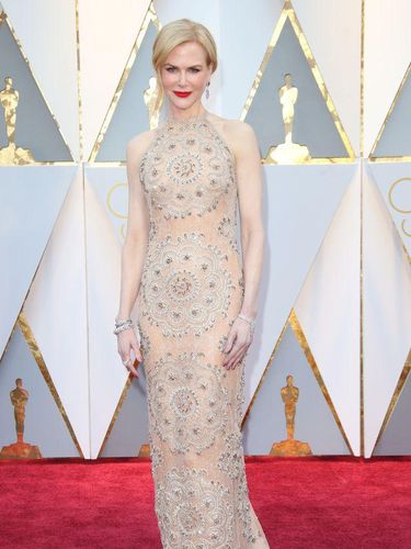 Gaun artis sensasional HOLLYWOOD, CA - FEBRUARY 26: Actress Nicole Kidman arrives at the 89th Annual Academy Awards at Hollywood & Highland Center on February 26, 2017 in Hollywood, California. (Photo by Dan MacMedan/Getty Images)