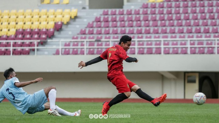 Gibran Rakabuming Raka bermain sepakbola.
