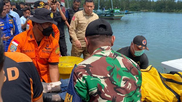Helikopter Polri P-1103 jatuh di perairan Bangka Belitung, Minggu (27/11/2022). Ada empat kru pesawat yang bertugas di dalam helikopter tersebut.