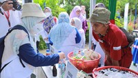 Perwira Penggerak memberikan pemaparan serta praktik pembuatan ecobrick kepada pelaku usaha daur ulang Kampung Kepiting, Kutawaru, Cilacap.