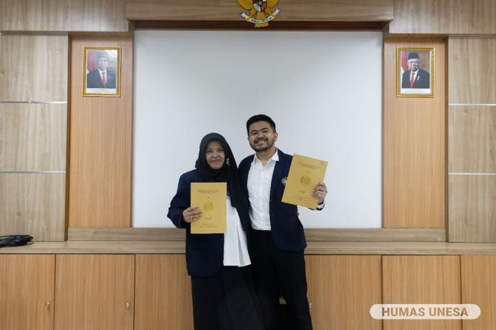 Yekti Wulancahyani dan Rahadyan Lazuardhi Prasadhana adalah seorang ibu dan anak yang berhasil lulus s2 bareng di Unesa