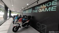 ALVA Experience Center sudah melayani penjualan dan perbaikan kendaraan. Selain itu, fasilitas tersebut juga menyediakan charging station gratis dan unit test ride. Foto: Septian Farhan Nurhuda / detik.com