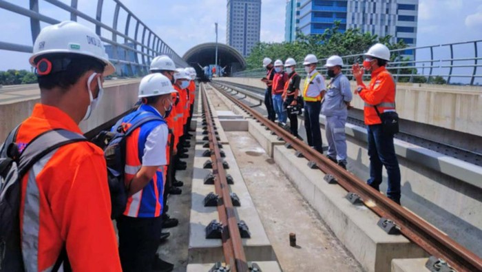 Ini Dia Para 'Pengawal' LRT Jabodebek LRT Jabodebek akan segera beroperasi pada Juli 2023. PT KAI pun telah menyiapkan SDM yang handal untuk melayani penumpang.