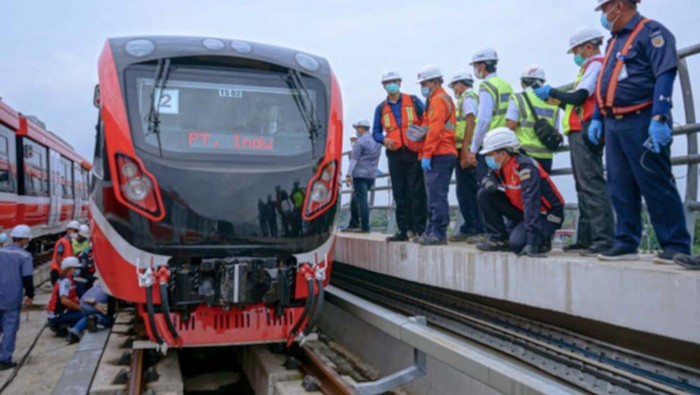 Ini Dia Para 'Pengawal' LRT Jabodebek LRT Jabodebek akan segera beroperasi pada Juli 2023. PT KAI pun telah menyiapkan SDM yang handal untuk melayani penumpang.