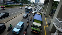Selepas truk mogok, lalin terpantau lancar arah Slipi. 