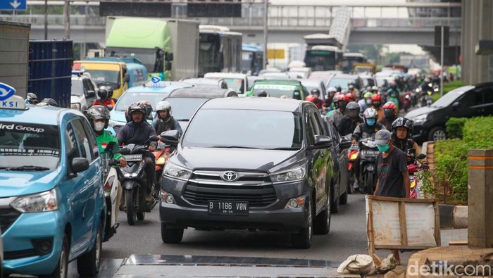 Ini Lho Biang Kerok Macet di Jl Gatsu dari Pagi Kemacetan terjadi di Jl Gatot Subroto (Gatsu) arah Slipi sejak pagi hingga siang. Penyebabnya karena ada truk mogok di badan jalan.