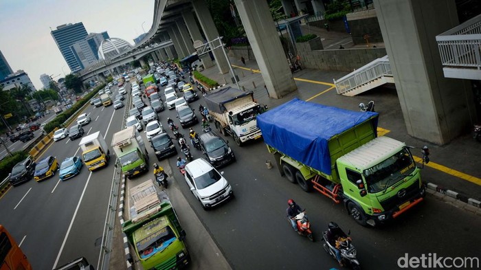 Ini Lho Biang Kerok Macet di Jl Gatsu dari Pagi Kemacetan terjadi di Jl Gatot Subroto (Gatsu) arah Slipi sejak pagi hingga siang. Penyebabnya karena ada truk mogok di badan jalan.