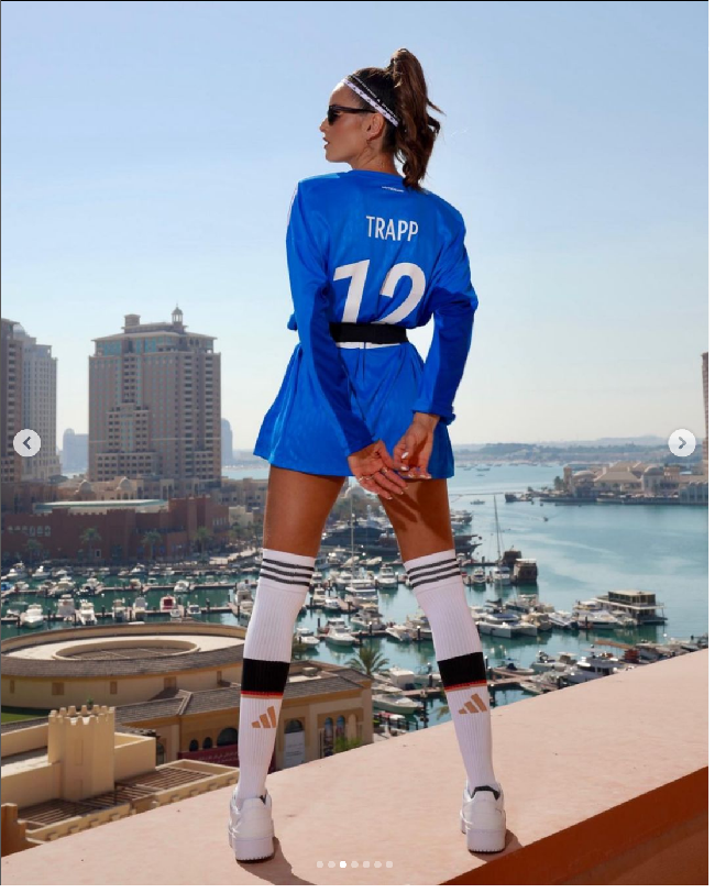 “Ready for @kevintrapp ❤️,” tulis Izabel Goulart dalam unggahannya di Instagram yang memperlihatkan foto penampilannya dari ujung kepala hingga kaki di mana dia memakai jersey bernomor 12 yang merupakan nomor punggung jersey kekasihnya, Kevin Trapp. Foto: Instagram