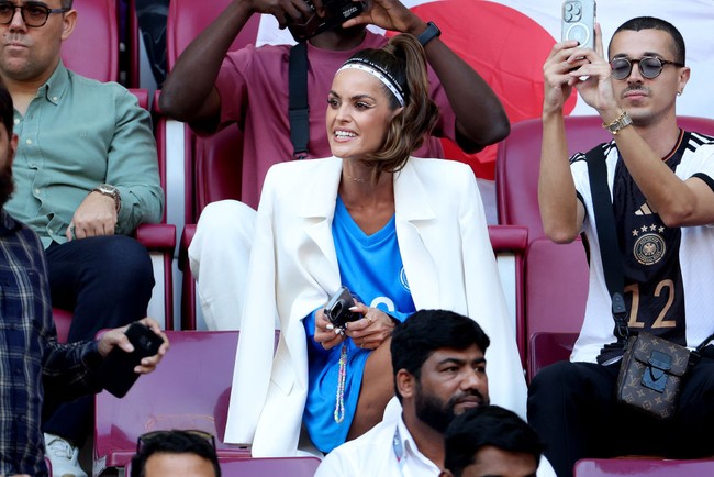 Izabel Goulart membuat Kevin Trapp yang usianya lebih muda enam tahun dari sang model jatuh cinta. Kevin yang merupakan kiper tim PSG mengenal Izabel di Paris. Berkenalan pada 2015, keduanya hingga kini masih menikmati status mereka sebagai sepasang tunangan. Foto: Getty Images