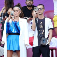 Saat Jerman melawan Jepang di Stadion Internasional Khalifa, Izabel Goulart kembali terlihat stylish mengenakan jersey oversized yang dipadu dengan belt hitam. Izabel juga memakai coat putih. Foto: Getty Images