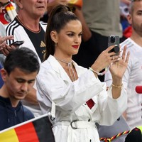Salah satu momen kehadiran Izabel Goulart yang mencuri atensi saat hadir sebagai penonton Piala Dunia Qatar 2022 adalah ketika Jerman bertanding melawan Spanyol di Stadion Al Bayt, 27 November 2022. Wanita 38 tahun itu tampil stylish dan kinclong dengan jumpsuit putih, crop top merah dan kalung choker. Foto: Getty Images