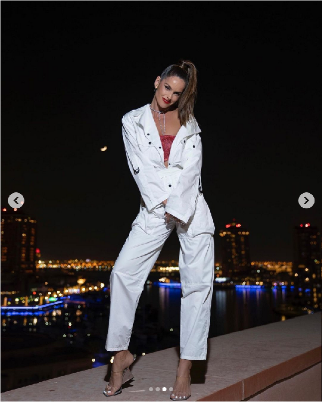 Selama Piala Dunia 2022 di Qatar, Izabel Goulart hadir mendukung kekasihnya bertanding. Penampilannya di bangku penonton sukses mencuri atensi karena gayanya yang stylish. Foto: Instagram