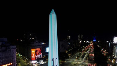 Jelang Argentina Vs Polandia, Obelisk Ini Berbalut Jersey Messi
