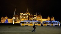 Trem bercahaya ini akan beroperasi selama musim Natal di Budapest. (AP Photo/Zoltan Mathe)