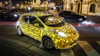 Sebuah taksi yang dihias dengan lampu Natal terlihat di alun-alun Batthyany, Budapest, Hungaria, Senin (28/11/2022). (AP Photo/Zsolt Szigetvary)  