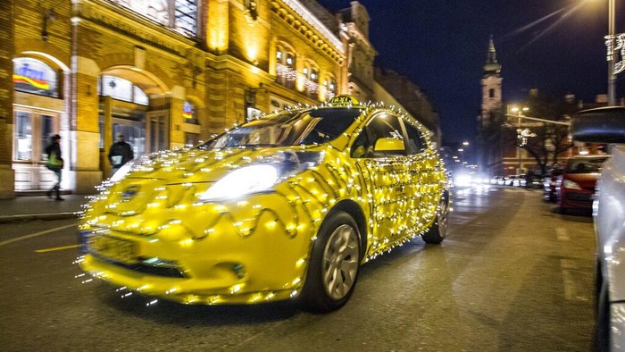 Jelang Natal, Trem hingga Taksi di Hungaria Berhias Cahaya In this picture made available Tuesday, Dec. 6, 2016 shows a taxi decorated with Christmas lights cruising at Batthyany square in downtown Budapest, Hungary, Monday, Dec. 5, 2016. The festive taxi, along with its daily duty, delivers donations to the Tuzolto Utca Children's Clinic. The donations are collected by the taxi firm. (Zsolt Szigetvary/MTI via AP)