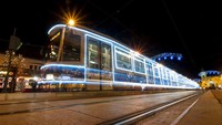 Selain taksi, trem yang melaju di kota juga menyala berhias lampu Natal. (AP Photo/MTI,Zsolt Czegledi)