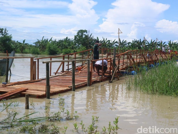Jembatan apung di Sungai Wulan, penghubung Kabupaten Kudus dan Demak, Rabu (30/11/2022).