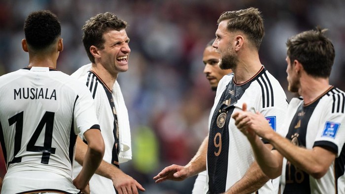 AL KHOR, QATAR - NOVEMBER 27: Jamal Musiala, Thomas Mueller, Niclas Fuellkrug (L-R) of Germany talk after the FIFA World Cup Qatar 2022 Group E match between Spain and Germany at Al Bayt Stadium on November 27, 2022 in Al Khor, Qatar. (Photo by Marvin Ibo Guengoer - GES Sportfoto/Getty Images)