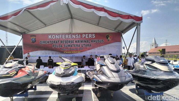 Jetski milik Apin BK yang disita polisi saat dipamerkan di Polda Sumut, Rabu (30/11)