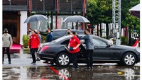 Momen Jokowi dan Prabowo turun dari mobil yang sama di lokasi acara peresmian AMN. Diketahui, keduanya berada dalam satu mobil sejak penjemputan Jokowi dari Bandara (Foto: Tim Media Prabowo)