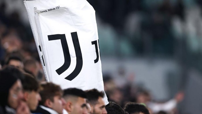 TURIN, ITALY - NOVEMBER 06: Juventus fans hold up a banner bearing the clubs logo during the Serie A match between Juventus and FC Internazionale at Allianz Stadium on November 06, 2022 in Turin, Italy. (Photo by Jonathan Moscrop/Getty Images)