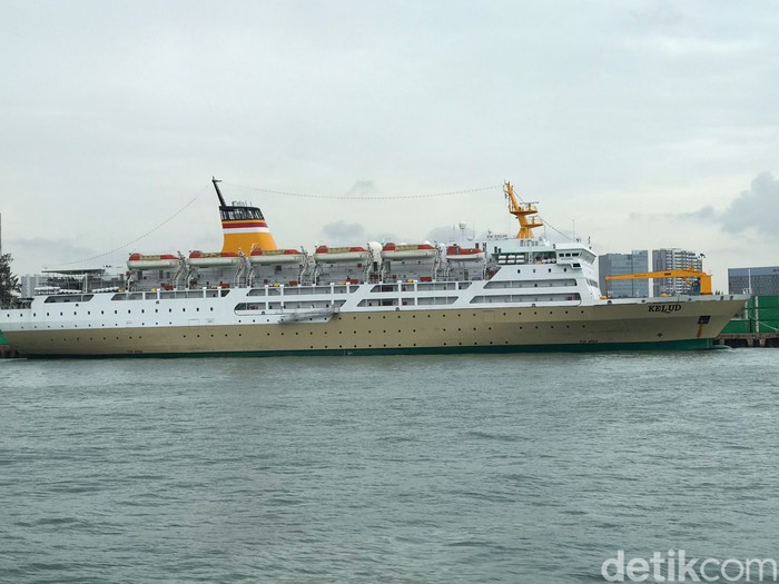 Kapal Pelni KM Kelud saat bersandar di pelabuhan Batu Ampar, Batam