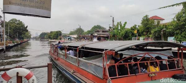 Kapal rakyat ini adalah perahu yang beroperasi di kanal-kanal sempit juga aliran besar, seperti Sungai Chao Phraya. Diketahui bahwa begitu banyak kanal atau sungai di Kota Bangkok.