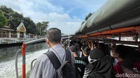 Dalam perjalanan ini, kami menjajal kapal rakyat Bangkok mulai dari Ramkhamhaeng Pier sampai Pratunam Pier. Waktu itu, kami menjajalnya di akhir pekan dan lalu lintasnya terbilang sangat ramai.