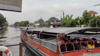 Kapal rakyat ini adalah perahu yang beroperasi di kanal-kanal sempit juga aliran besar, seperti Sungai Chao Phraya. Diketahui bahwa begitu banyak kanal atau sungai di Kota Bangkok.