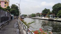 Jalan kecil menuju pier. Jalan ini berada di atas kanal.