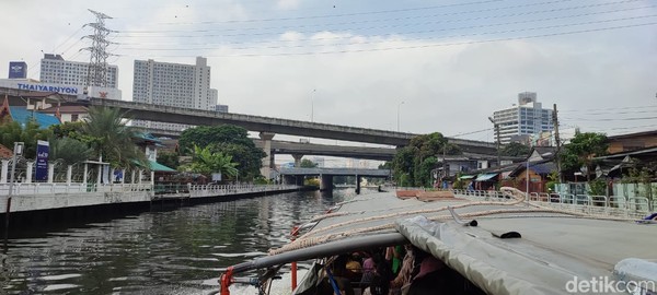 Kapal rakyat Bangkok membelah kota. Kapal rakyat Kota Bangkok membelah kanal-kanal dengan air yang keruh. Jadi, traveler harus hati-hati meski air limpasannya jarang mengenai penumpang.