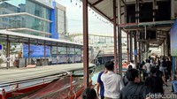 Kapal rakyat ini terbilang terjangkau, dengan jarak yang kami tempuh selama 30 menit, kami hanya membayar 20 baht atau Rp 10.000 saja untuk jarak jauh maupun dekat.
